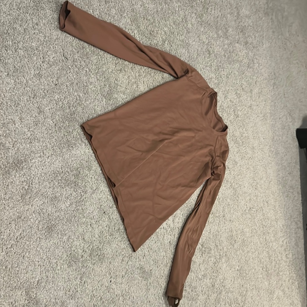 New never worn long tan mauve color long sleeve long shirt lululemon- thumb hole